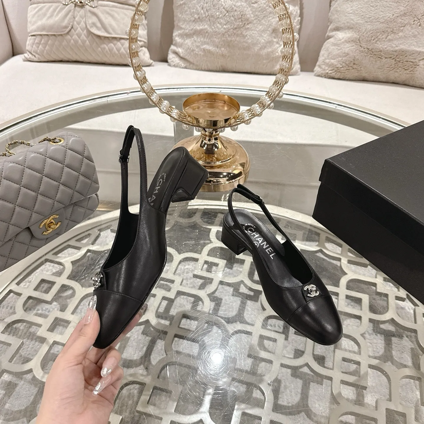 💕💕Factory direct selling price p540💕💕Chanel 2025SS spring and summer new double C button Mary Jane🆕Xiao Xiang𝐂Jia's beautiful Mary Jane sandals are so sweet that they are so beautiful that they have a round square toe design. Cute and cute ~ metal/button logo. The appearance is super online. When worn, it looks like a wealthy daughter. I thought it was good-looking. Only when you put it on your feet will you know how easy it is to wear~ Upper: Customized lambskin Lining: Sheepskin Outsole: Genuine leather outsole imported from Italy Size number: 35-42 (40.41.42 customization is non-refundable) Packaging: The latest gift box packaging at the counter